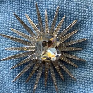 KENNETH JAY LANE STARBURST PIN BROOCH. DAZZLING.